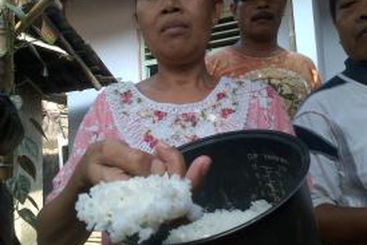 Nasi yang diduga berasal dari beras plastik di Mataram.