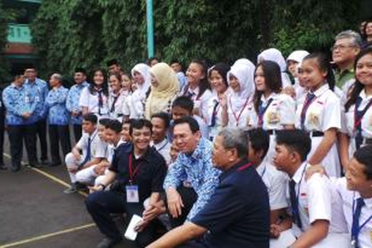 Gubernur DKI Jakarta Basuki Tjahaja Purnama meninjau pelaksanaan Ujian Nasional (UN) di SMA 80 yang diikuti oleh siswa-siswi SMP 65, Jakarta Utara, Senin (4/5/2015). 