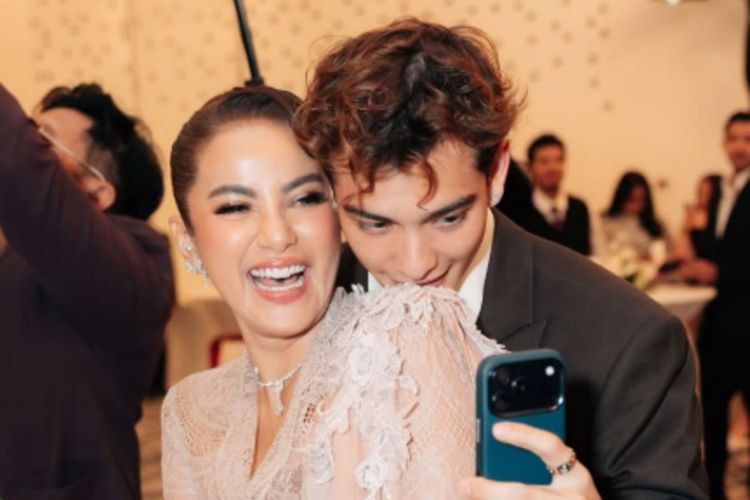 Momen Olla Ramlan Gandeng Tristan ke Pernikahan Aufar Hutapea 