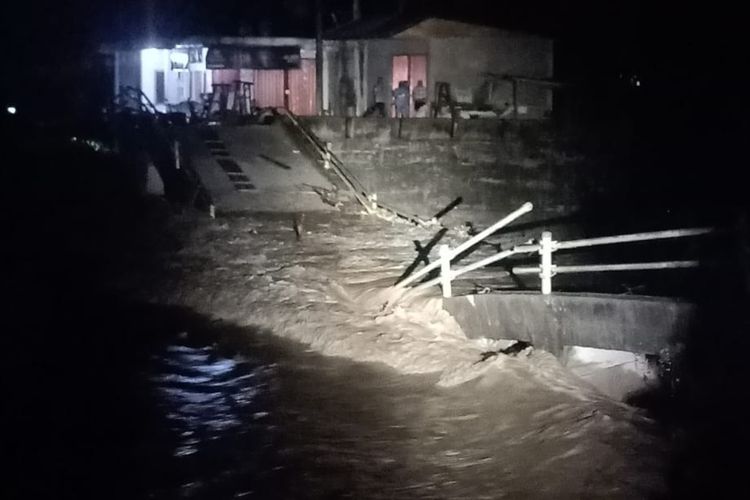 Jembatan Sungai Pangkua ambruk diterjang banjir pada 24 November lalu, namun hingga sekarang belum juga ada jembatan darurat