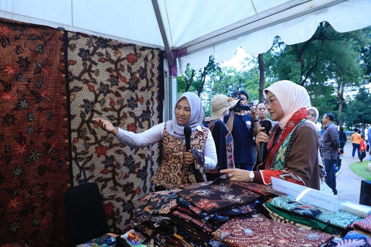 Menteri Ketenagakerjaan Ida Fauziyah mengobrol kepada salah satu pelaku UMKM dalam gelaran Festival Tenaga Kerja Mandiri yang berlangsung 11-12 Maret, di Lapangan Banteng Jakarta.