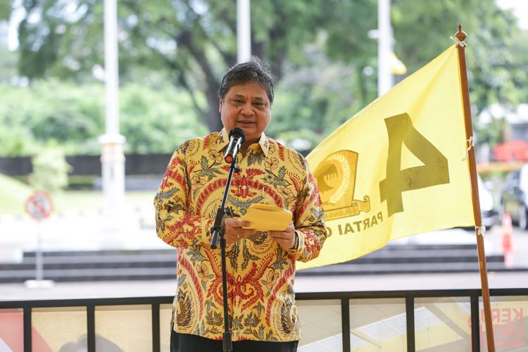 Ketua Umum Partai Golkar Airlangga Hartarto memberi sambutan saat acara Mudik Gratis Bareng Golkar di Kantor DPP Partai Golkar, Jakarta, Rabu (12/4/2023). Mudik gratis ini diikuti lebih dari 400 peserta dengan menggunakan 10 bus menuju sejumlah kota tujuan.