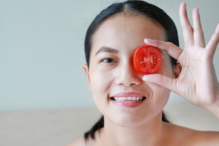 Ilustrasi manfaat tomat untuk wajah