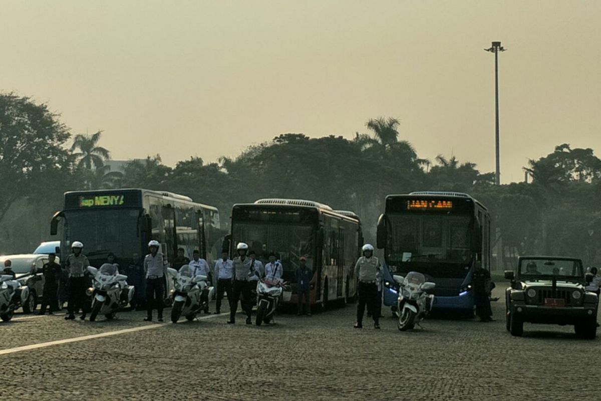 Bus transjakarta menjadi angkutan para atlet pada Asian Games 2018. Foto diambil di Lapangan Monas, Rabu (8/8/2018). 