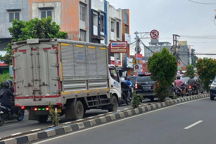 Kemacetan lalu lintas terjadi di Jalan Raya Kartini, Pancoran Mas, Depok, pada Rabu (22/2/2023).