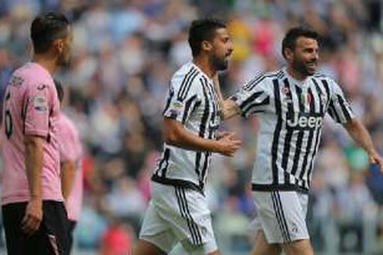 Sami Khedira (tengah) merayakan gol pertama Juventus ke gawang Palermo pada lanjutan Serie A di Juventus Stadium, Minggu (17/4/2016). 