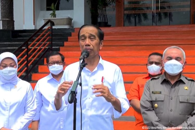 Presiden Joko Widodo memberikan keterangan pers usai meninjau penyaluran BLT BBM di Balikpapan, Kalimantan Timur, sebagaimana disiarkan YouTube Sekretariat Presiden pada Selasa (25/10/2022). 