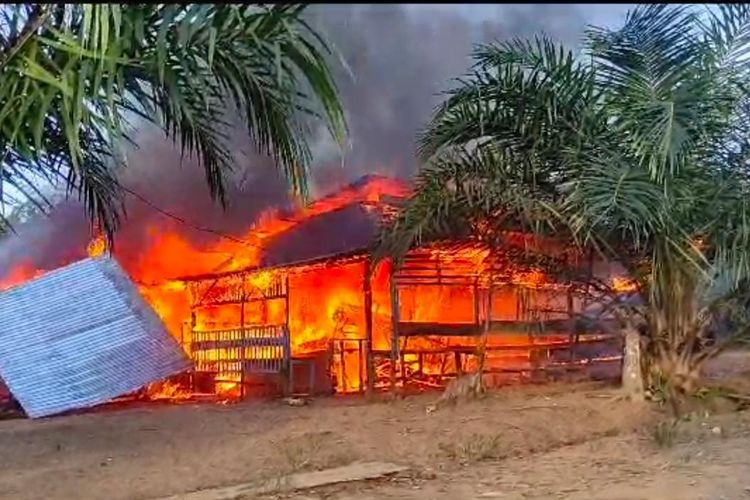 Salah satu warung remang-remang yang dibakar emak-emak di Kecamatan Rambah Hilir, Kabupaten Rokan Hulu, Riau, Rabu (26/7/2023).