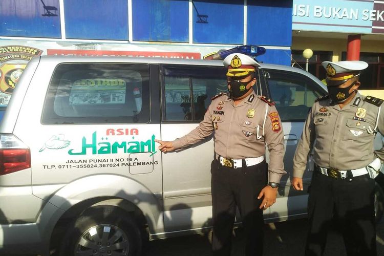 Kasat Lantas Polrestabes Palembang Kompol Yakin Rusdi menunjukkan mobil ambulans yang dikenakan sanksi tilang karena membawa seserahan pengantin, Selasa (20/10/2020).