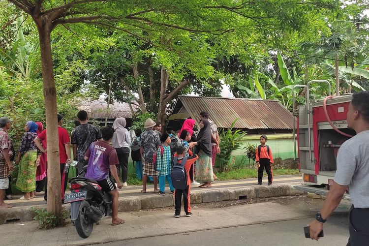 Suasana rumah guru terbakar di Desa Dasan Geres, Lombok barat