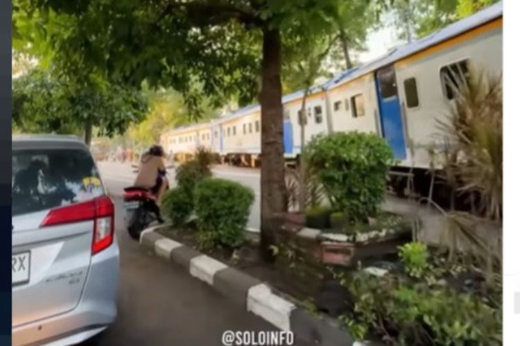 Viral, Video KA Batara Kresna Mogok di Rel Bengkong Jalan Slamet Riyadi Solo, Ini Penjelasan KAI