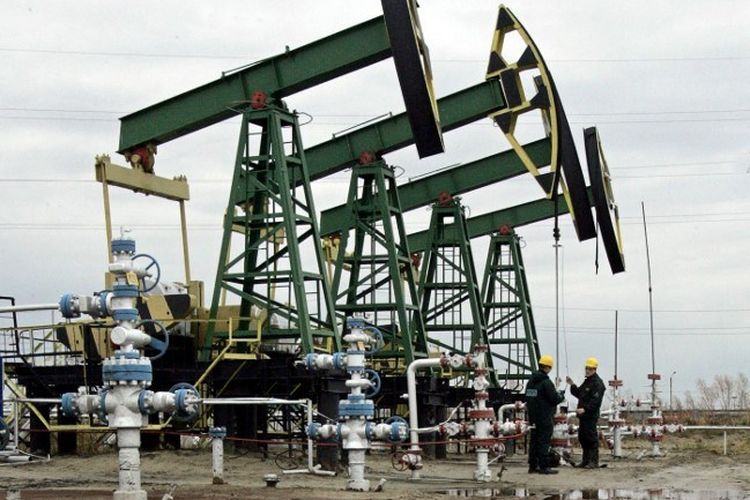 Pemandangan tertanggal 12 Oktober 2004 dari sumur minyak Yukos di Prirazlomnoye, di luar Nefteyugansk, Rusia.