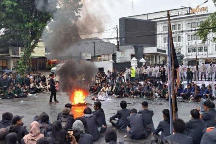 Mahasiswa dari sejumlah perguruan tinggi di Bandung Raya berunjuk rasa di depan Gedung DPRD Provinsi Jawa Barat, Kamis (15/12/2022).

