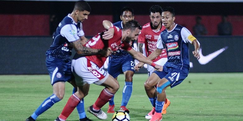 Aksi penyerang Bali United, Ilija Spasojevic, dalam laga melawan Arema FC, Jumat (18/5/2018).
