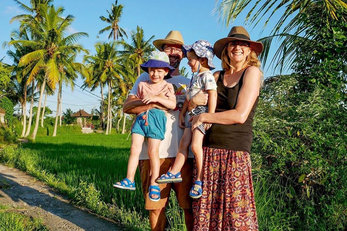 Pasangan Corinne dan Dave Pruden bersama anak mereka kabur dari Inggris dan menghabiskan masa karantina mandiri di Ubud, Bali.