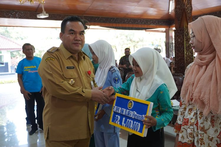 Bupati Blora Arief Rohman dalam acara edukasi siswa hingga santri se-Blora di pendapa Rumah Dinas Bupati Blora, Rabu (24/7/2024).
