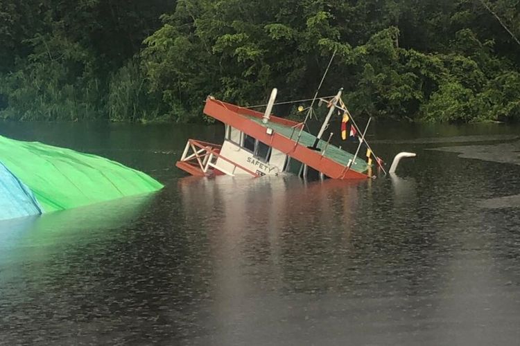 Kapal Motor Sarana Borneo yang mengangkut pupuk dan tengah berlabuh di Dermaga Metabe, Kecamatan Melano, Kabupaten Kayong Utara, Kalimantan Barat (Kalbar) mengalami kebocoran dan tenggelam, Rabu (18/8/2021). Kepala Kantor Badan Pencarian dan Pertolongan Pontianak Yopi Haryadi mengatakan, dari 4 orang awak kapal tersebut, 2 di antaranya ditemukan tewas di dalam kapal, 2 lainnya berhasil selamat.