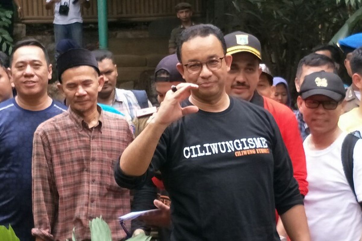 Gubernur DKI Jakarta Anies Baswedan meninjau Kali Ciliwung, Condet, Kramatjati, Jakarta Timur pada Minggu (11/11/2018).