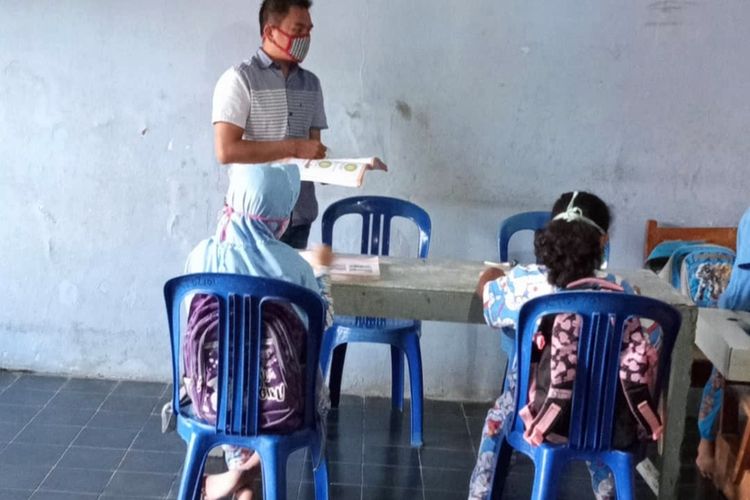 Sigit Pramugiono (37) guru honorer SD Negeri 1 Karagreja, Purbalingga, Jawa Tengah mengunjungi satu-persatu rumah siswanya selama belajar di rumah akibat pandemi Covid-19, Kamis (30/4/2020).