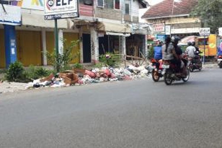 Tempat Pembuangan Sampah (TPS) liar di Jalan Raya Kutabumi, Kabupaten Tangerang.
