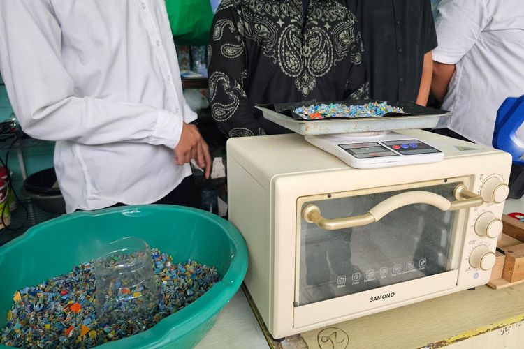 Sejumlah siswa SMA Negeri 7 Banjarmasin, Kalimantan Selatan punya cara sendiri untuk mengatasi masalah lingkungan khususnya sampah plastik di sekolah. Dari daur ulang sampah plastik, mereka bahkan bisa memproduksi barang yang bernilai ekonomis.