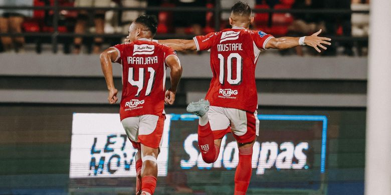 Pemain Bali United, Mirza Mustafic, saat merayakan gol dengan Irfan Jaya dalam laga kontra PSIM Yogyakarta di pekan keenam Super League 2025-2026, Sabtu (20/9/2025).