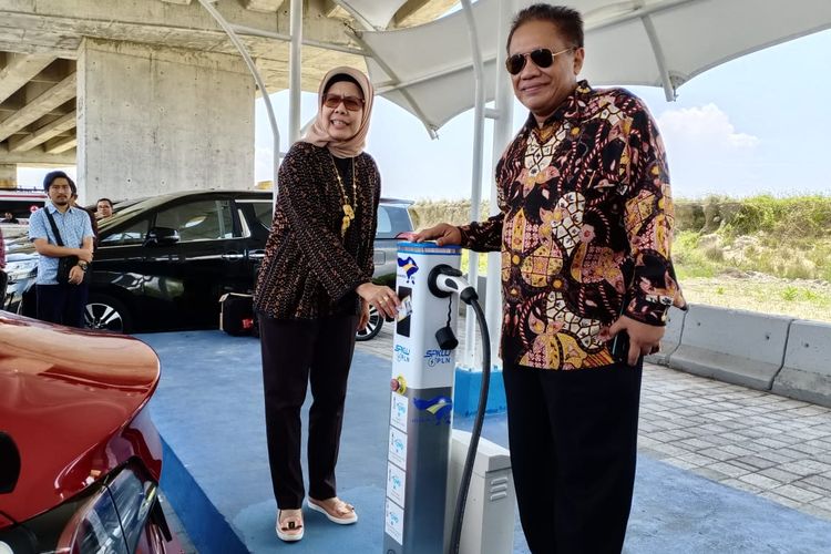 Direktur Utama PT Jasa Marga (Persero) Tbk Desi Arryani bersama Komisaris Utama PT Jasa Marga (Persero) Tbk Sapto Amal Damandari mencoba dispenser Stasiun Pengisian Kendaraan Listrik Umum (SPKLU) di Tol Bali Mandara, Selasa (25/2/2020).