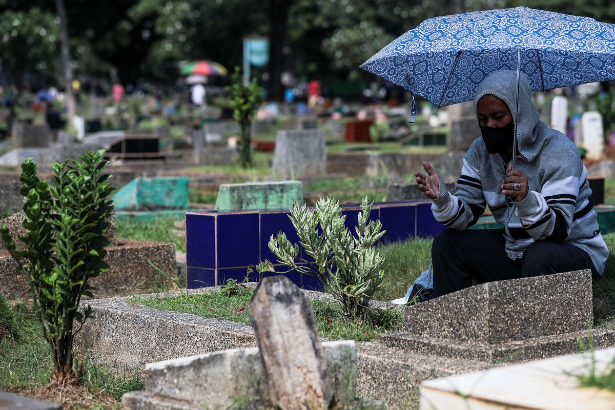 Warga melakukan ziarah kubur di tempat pemakaman umum (TPU) Karet Tengsin, Jakarta Pusat, Rabu (22/4/2020). Pemprov DKI Jakarta mengimbau warga untuk menunda ziarah di tempat pemakaman umum (TPU) menjelang Ramadhan. Tujuannya untuk mencegah penyebaran virus corona tipe 2 (SARS-CoV-2) penyebab Covid-19.