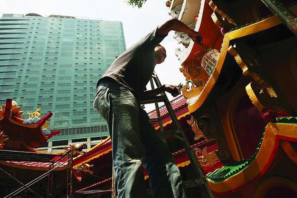Pekerja, Hendra, menyelesaikan pengecatan bagian dari Wihara Amurva Bhumi atau Hok Tek Tjeng Sin di kawasan Karet, Jakarta Selatan, Rabu (27/1).