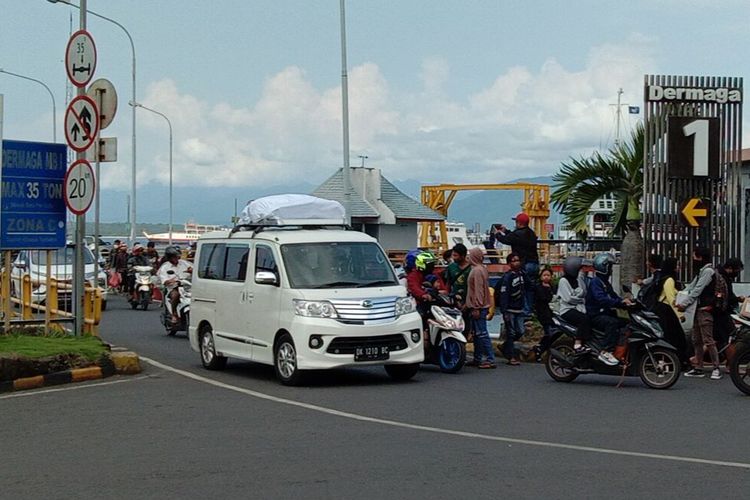 Aktivitas pemudik dari Bali di Pelabuhan ASDP Ketapang Banyuwangi 