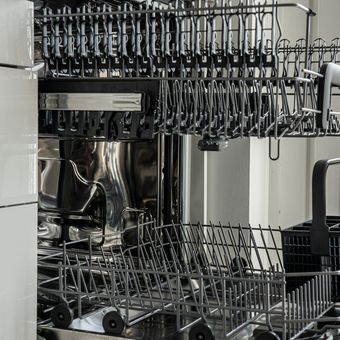 Ilustrasi dishwasher atau mesin pencuci piring. 