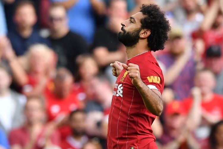 Mohamed Salah melakukan selebrasi usai mencetak gol penalti pada laga Liverpool vs Arsenal, di Stadion Anfield, Sabtu (24/8/2019).