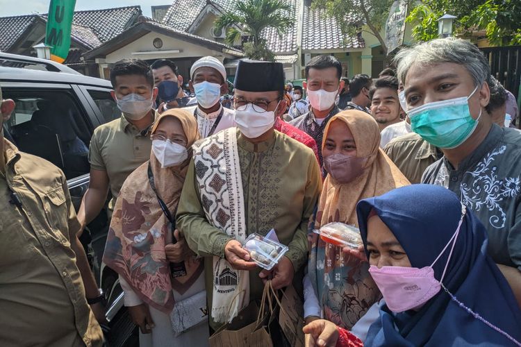 Gubernur DKI Jakarta Anies Baswedan (kopiah hitam) usai peresmian masjid Miftahul Jannah, Ujung Menteng, Jakarta Timur, Minggu (27/3/2022).