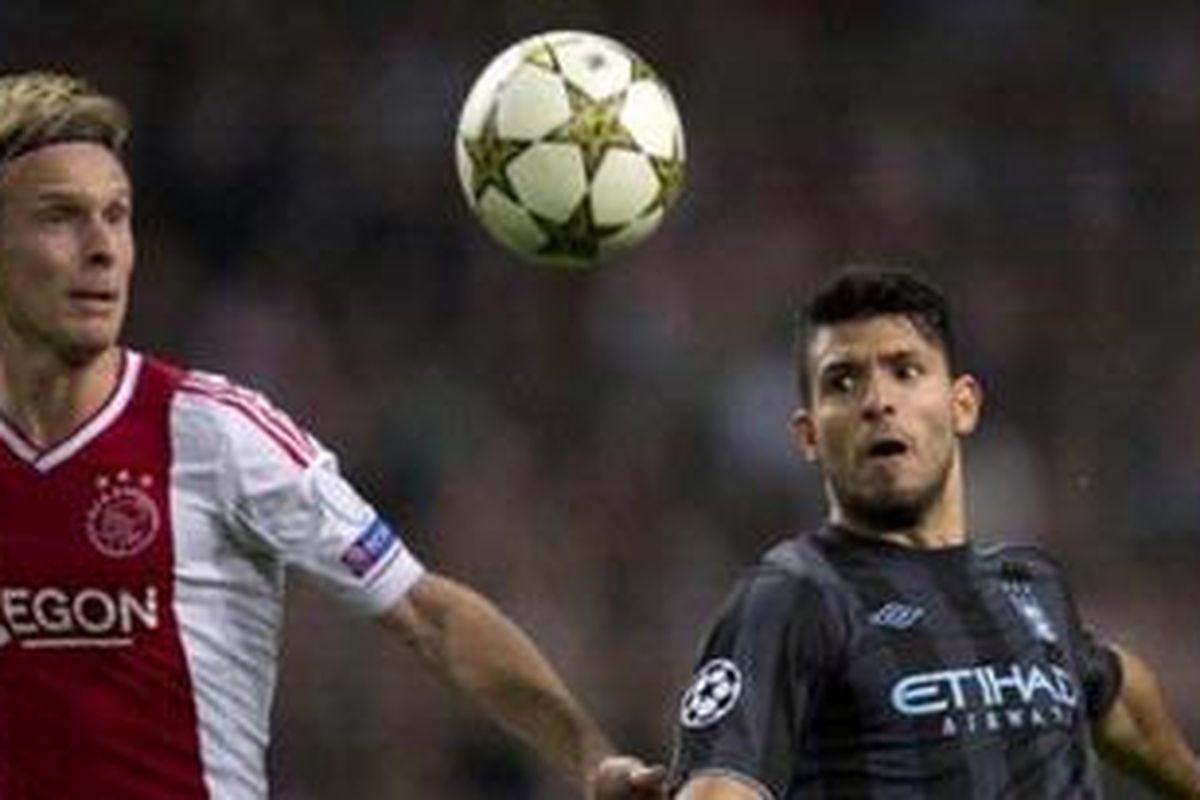 Pemain Ajax Amsterdam, Christian Poulsen (kiri) berebut bola dengan striker Manchester City, Sergio Aguero, pada pertemuan pertama Grup D Liga Champions. Mereka akan kembali bertarung, Selasa (6/11/2012).