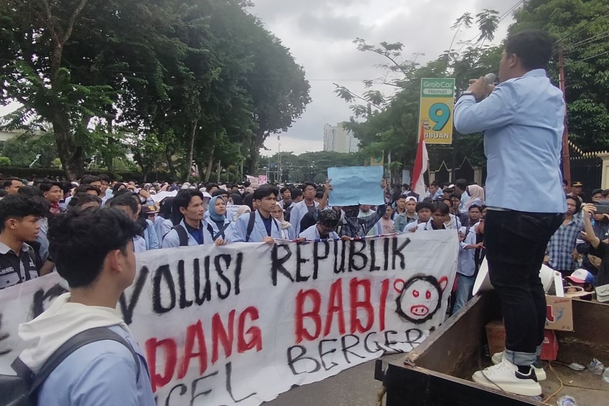 Massa dari mahasiswa UIN Raden Fatah Palembang memblokir jalan di depan gedung DPRD Sumsel, Kamis (20/2/2025).