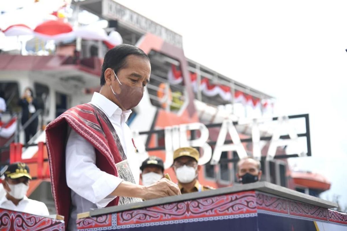 Presiden Joko Widodo meresmikan 7 pelabuhan penyeberangan dan 4 kapal  di Danau Toba, Sumatera Utara, Rabu (2/2/2022).