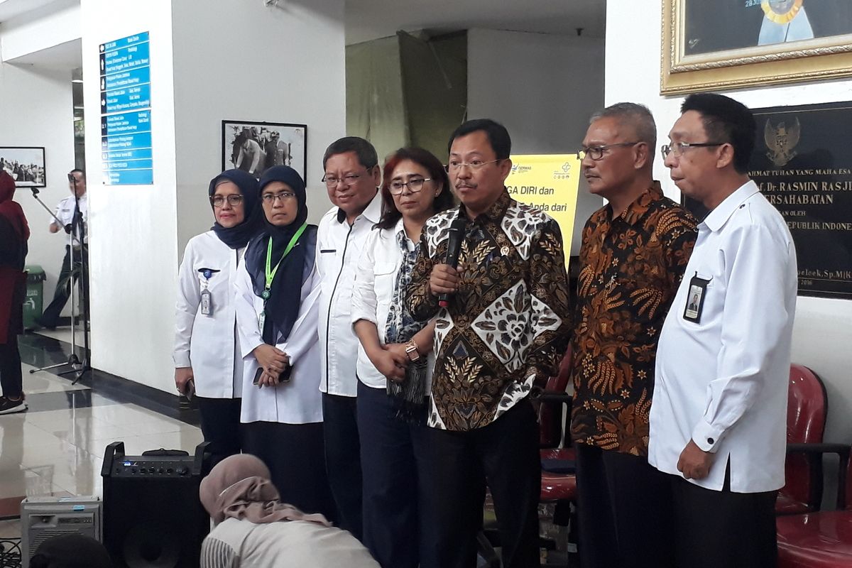 Menteri Kesehatan Terawan Agus Putranto bersama Juru Bicara pemerintah untuk penanganan corona Achmad Yurianto serta jajaran direksi RSUP Persahabatan kepada awak media di RSUP Persahabatan, Jakarta Timur, Kamis (12/3/2020).