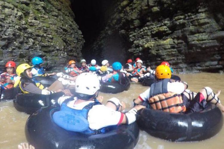 Peserta Take Me Anywhere 2, menjajal cave tubing di Kalisuci, Kabupaten Gunungkidul, DI Yogyakarta, Sabtu (15/10/2016).