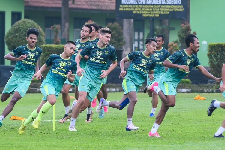 Skuad Persib Bandung ketika menjalani latihan di Lapangan Pusdikpom Cimahi pada musim Liga 1 2022-2023. Tim asuhan Luis Milla akan menyesuaikan diri dengan latihan saat berpuasa di Bulan Ramadhan 1444 H.