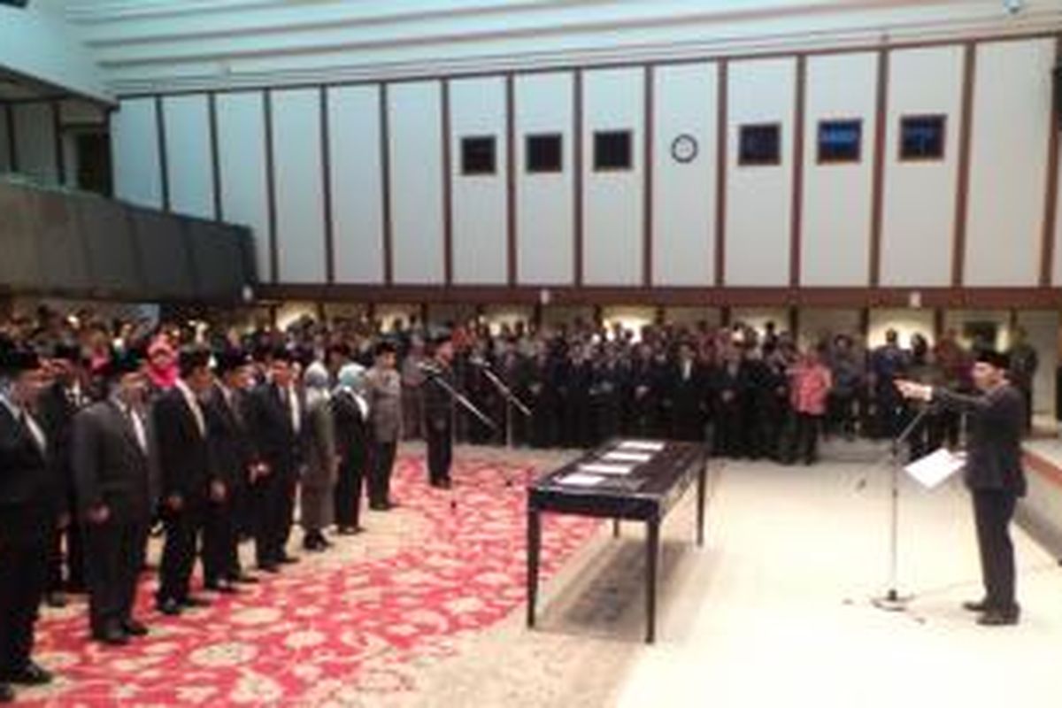 Gubernur DKI Jakarta Basuki Tjahaja Purnama melantik pejabat eselon di lingkungan Pemprov DKI, di Balai Kota, Jumat (27/11/2015).