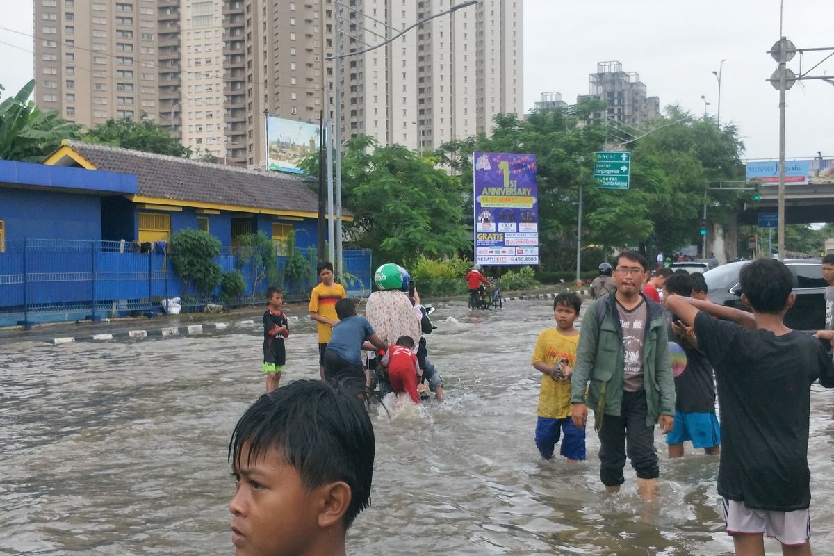 Banjir di Jalan Gunung Sahari, Pademangan, Jakarta Utara pada Selasa (25/2/2020) siang.