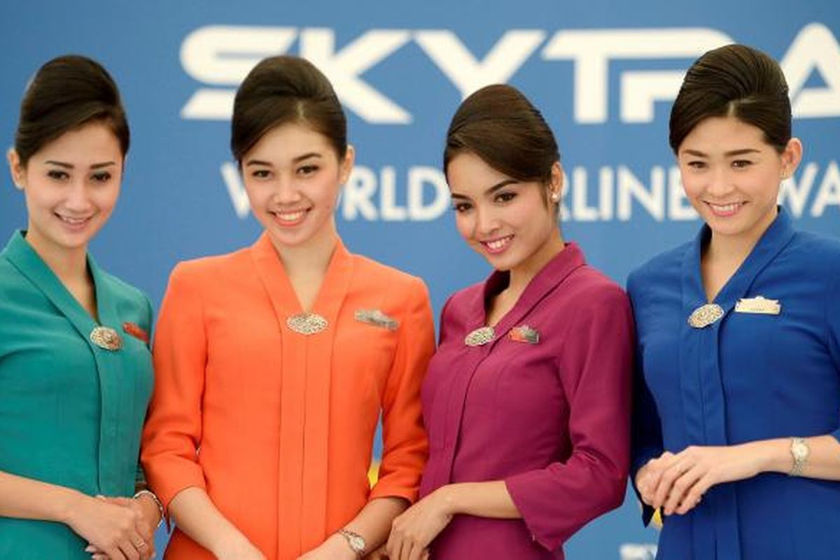 Garuda Indonesia Raih World Best Cabin Staff - Para pramugari Garuda Indonesia melakukan performer usai menerima penghargaan Worlds Best Cabin Staff dari Skytrax yang berbarengan dengan ajang pameran kedirgantaraan Farnborough Air Show 2016 di Farnborough, Inggris, Selasa (12/7). Penghargaan ini merupakan yang ketiga kalinya bagi Garuda Indonesia.