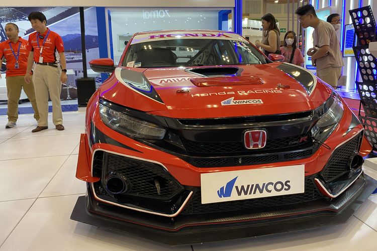 Kolaborasi tim balap Honda Racing Indonesia dengan produsen kaca film mobil Wincos di GIIAS 2023