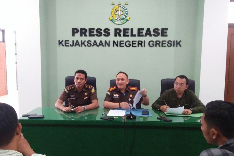 Kepala Kejaksaan Negeri (Kejari) Gresik, Nana Riana (tengah), saat memberikan keterangan kepada awak media saat rilis ungkap kasus di kantor Kejari Gresik, Jawa Timur, Senin (12/6/2023).