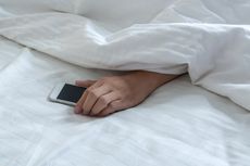 Sadarilah, 3 Risiko Kesehatan karena Bawa Ponsel Saat Tidur