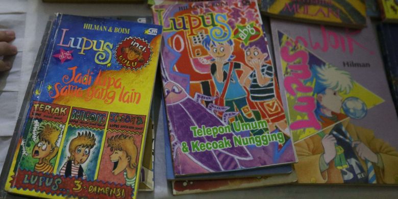 Sejumlah buku cerita lupus dipamerkan saat acara The 90's Festival, Gambir Expo, Jakarta Utara, Sabtu (25/11/2017). Festival  musik 90an ini menghadirkan sejumlah permainan, aksesoris, dan lain-lain yang hits di era 90-an diantaranya ada dingdong, game boy, action figure, nintendo, sega, tazos dan lain-lain.