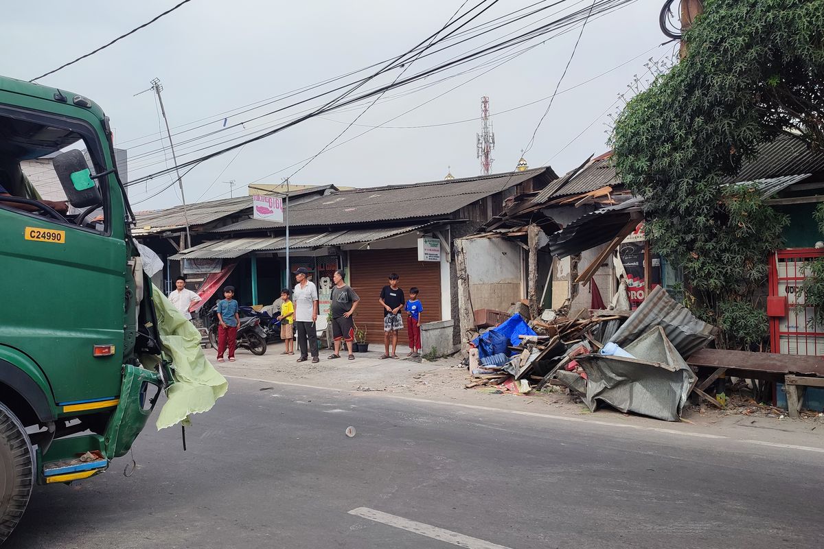 Agus Terbangun dari Tidur, Kaget Rumahnya Porak Poranda Dihantam Truk