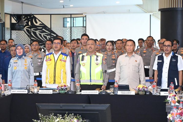 Jajaran Kepolisian Negara Republik Indonesia (Polri), Kementerian Perhubungan (Kemenhub), Badan Usaha Milik Negara (BUMN), dan para pemangku kepentingan terkait melakukan survei kesiapan Operasi Lilin 2025 di Pelabuhan Merak, Banten, Jumat (12/12/2025).