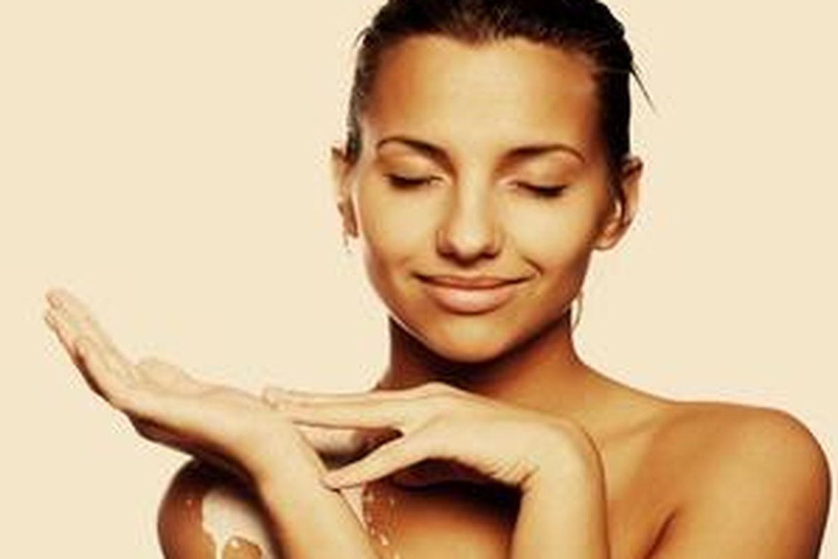 Di dalam susu terdapat alpha hydroxyl acid (AHA) yang berfungsi membantu proses regenerasi yang dilakukan kulit. 