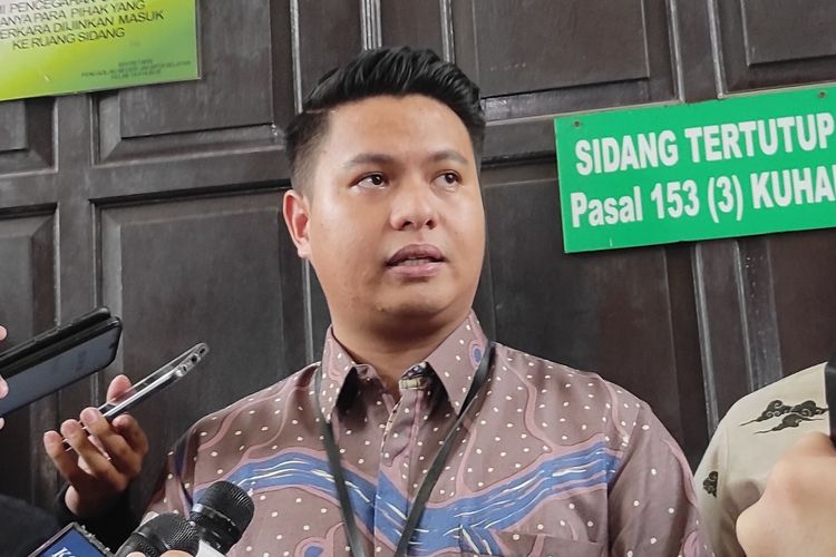 Penasehat hukum AG (15), Mangatta Toding Allo, saat berbicara di depan awak media usai menjalani agenda sidang vonis dalam perkara penganiayaan D (17) di Pengadilan Negeri Jakarta Selatan, Senin (10/4/2023). 